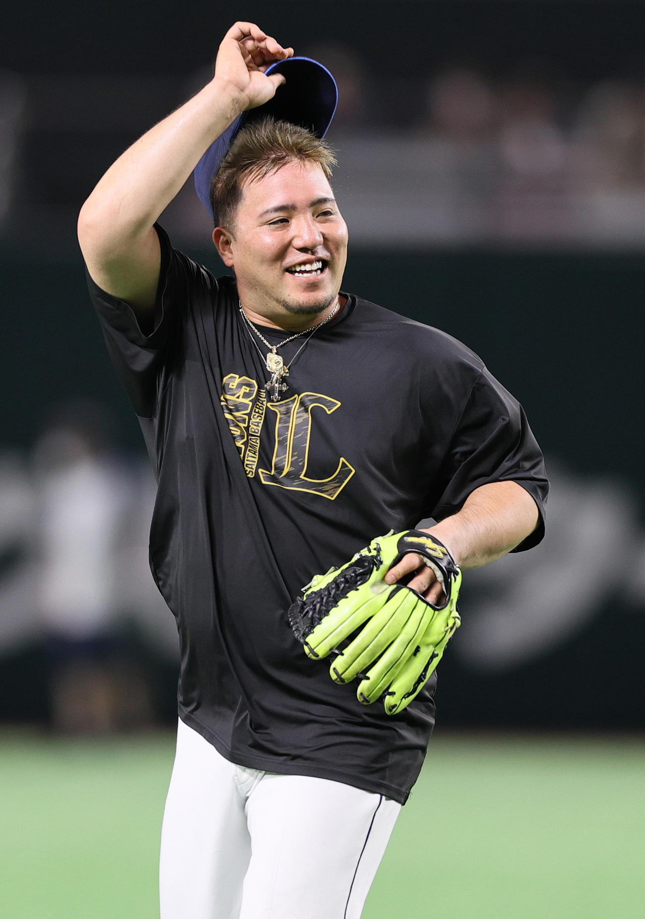 ソフトバンク対西武　試合前練習で笑顔を見せる西武山川（撮影・上山淳一）