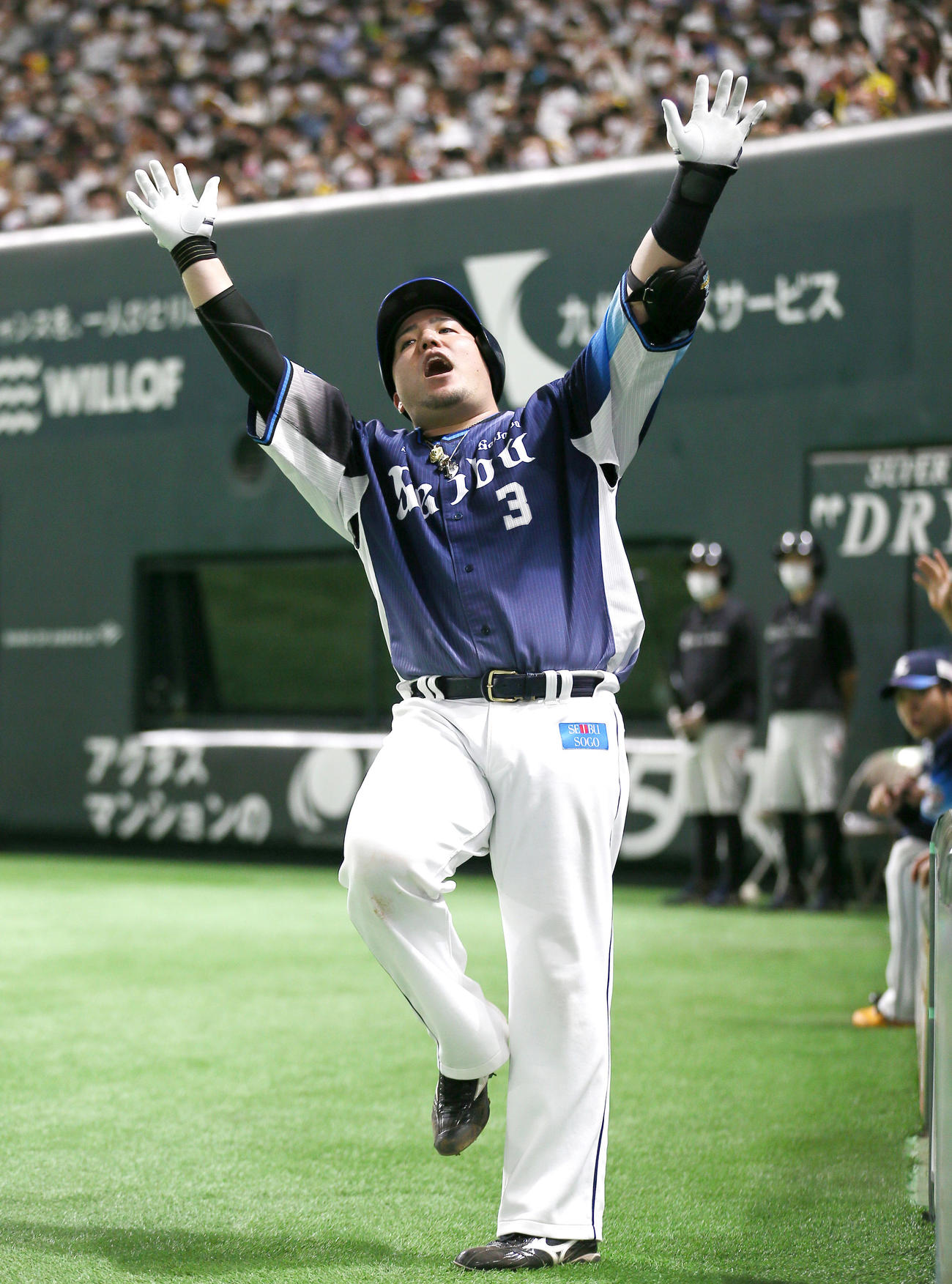 ソフトバンク対西武　9回表西武無死、山川は右越え本塁打を放ちベンチ前で「どすこいポーズ」を決める（撮影・上山淳一）