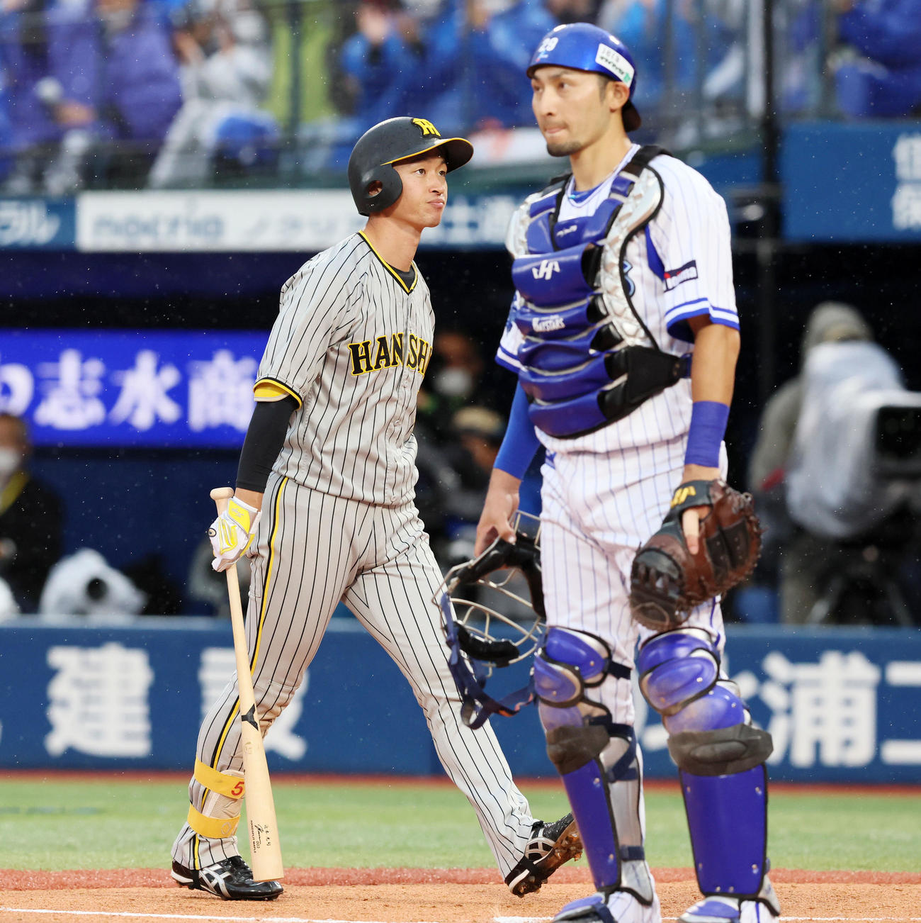 DeNA対阪神　7回表阪神1死三塁、近本は三邪飛を打ち上げる（撮影・加藤哉）
