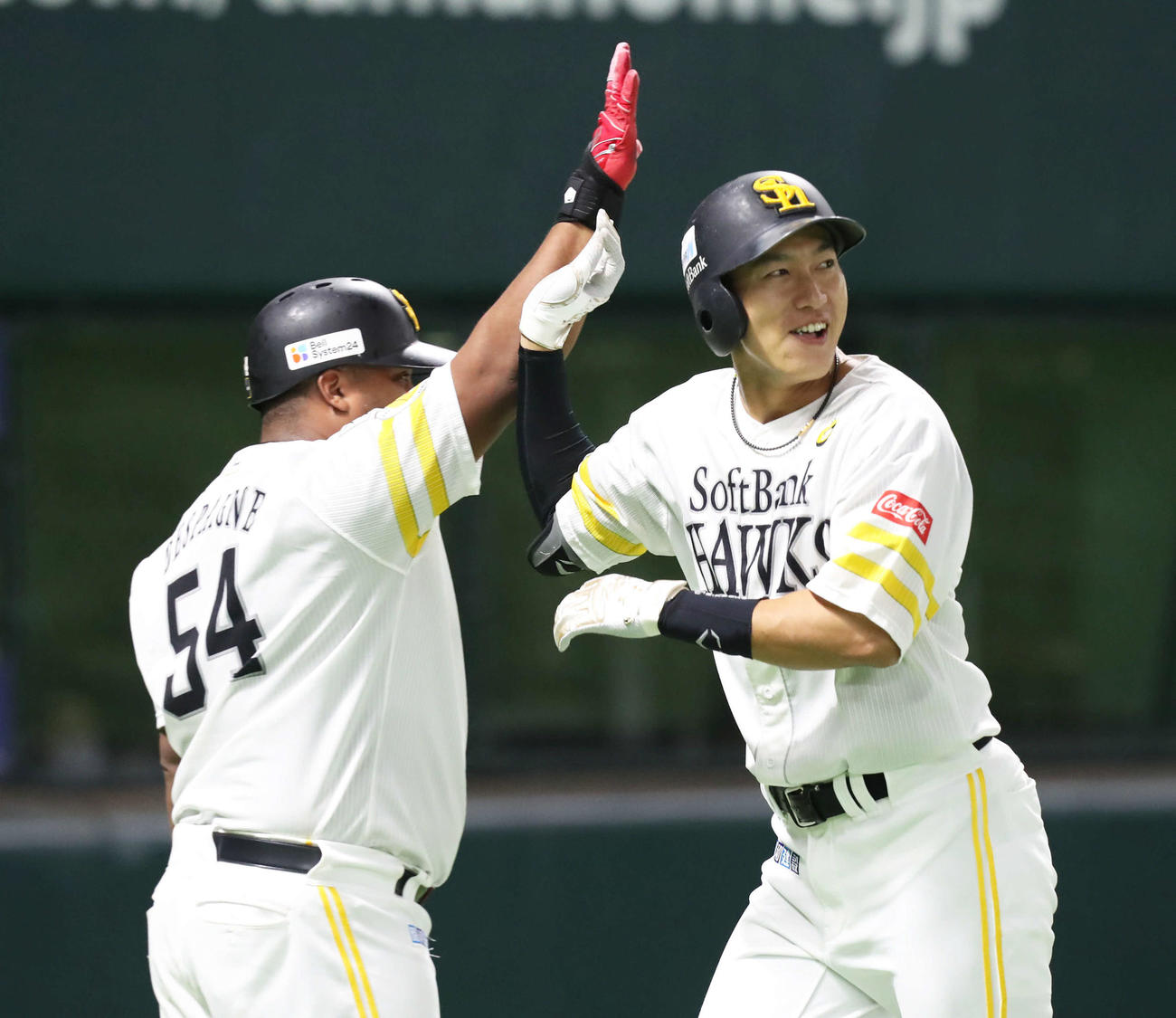 ソフトバンク対西武　3回裏ソフトバンク2死満塁、右越え満塁本塁打の柳田（右）はデスパイネと笑顔でハイタッチ（撮影・屋方直哉）