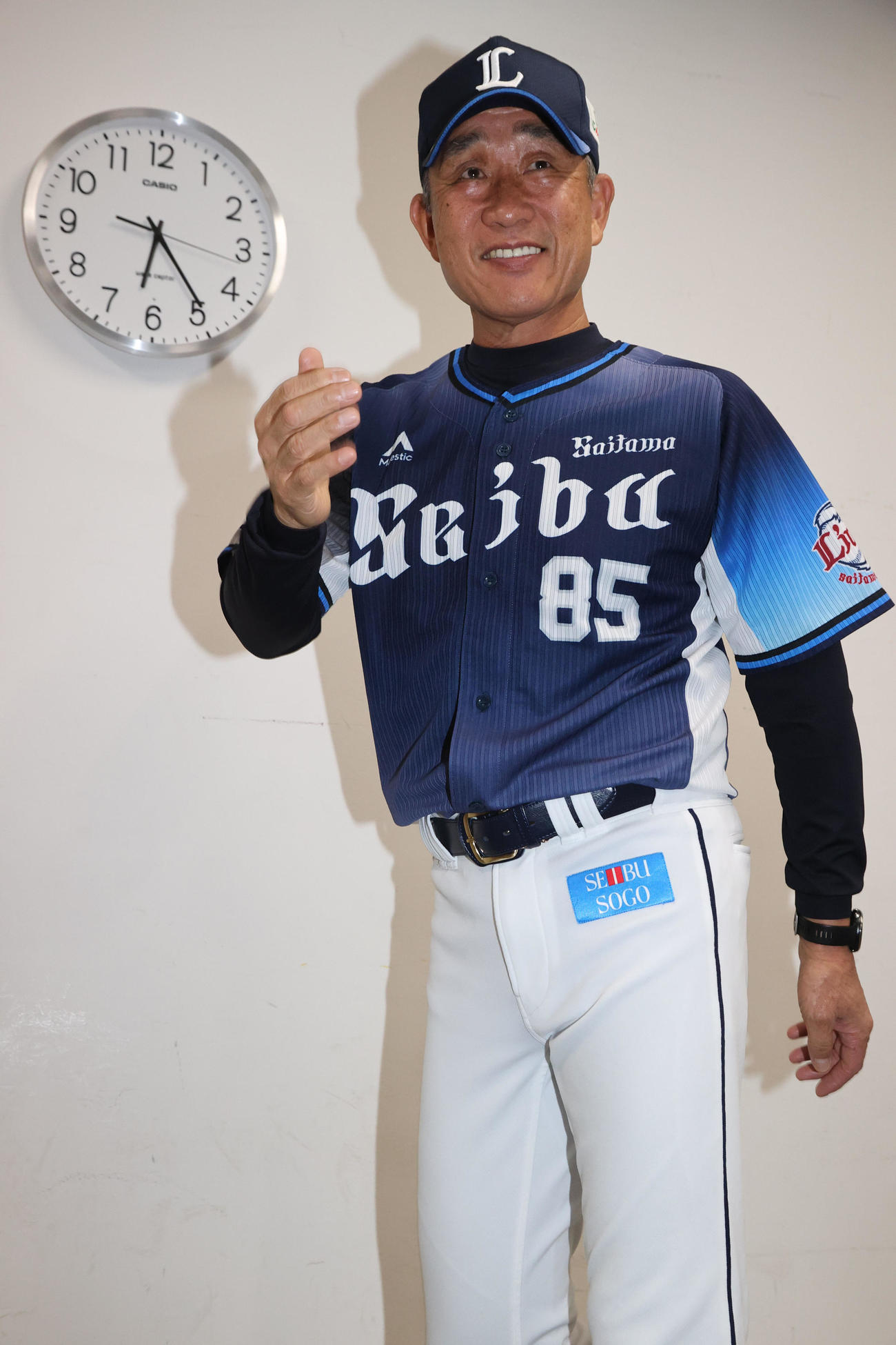 試合終了後、会見で試合の思い出などの話をする辻発彦監督（撮影・梅根麻紀）
