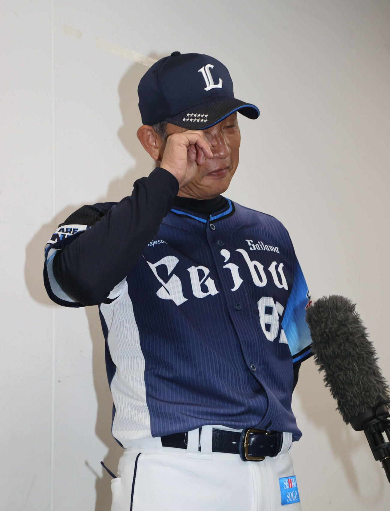 試合終了後、会見で試合の思い出などの話をする西武辻監督（撮影・梅根麻紀）