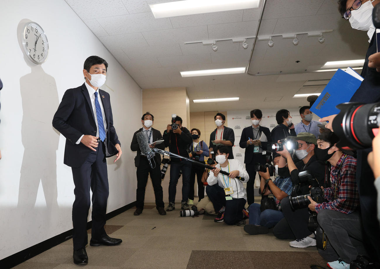 西武奥村球団社長（左）は辻監督の退任を報道陣に伝える（撮影・上山淳一）