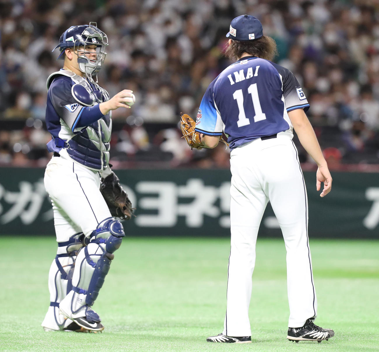 ソフトバンク対西武　3回裏ソフトバンク1死二塁、打者・三森大貴に四球を与えた今井（右）の元へ向かう森（撮影・屋方直哉）
