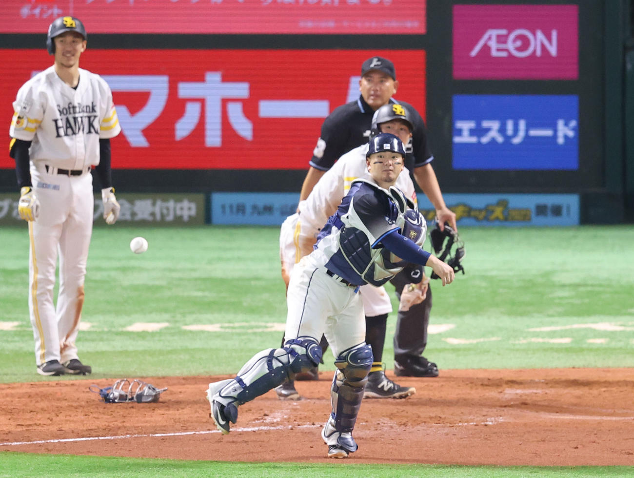 ソフトバンク対西武　4回裏ソフトバンク2死二塁、甲斐拓也の適時打で失点するが森友哉捕手が二塁へ素早く送球し甲斐拓也は走塁死となる（撮影・梅根麻紀）