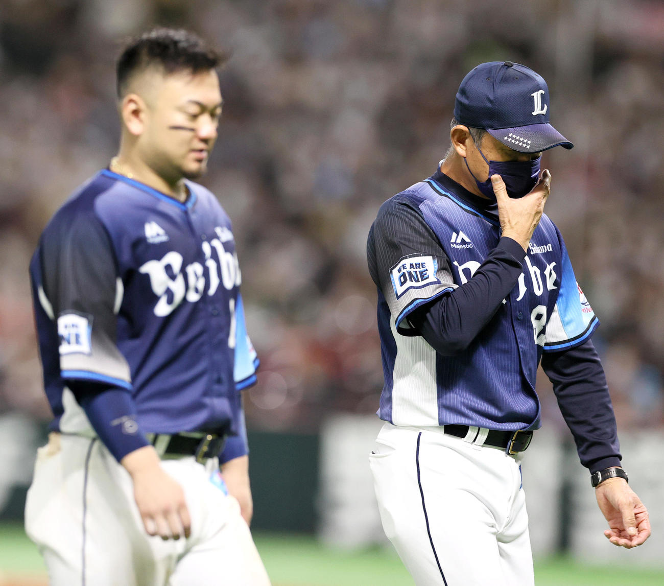 ソフトバンク対西武　CSファーストで敗退し、引き揚げる西武辻監督（右）と森（撮影・上山淳一）