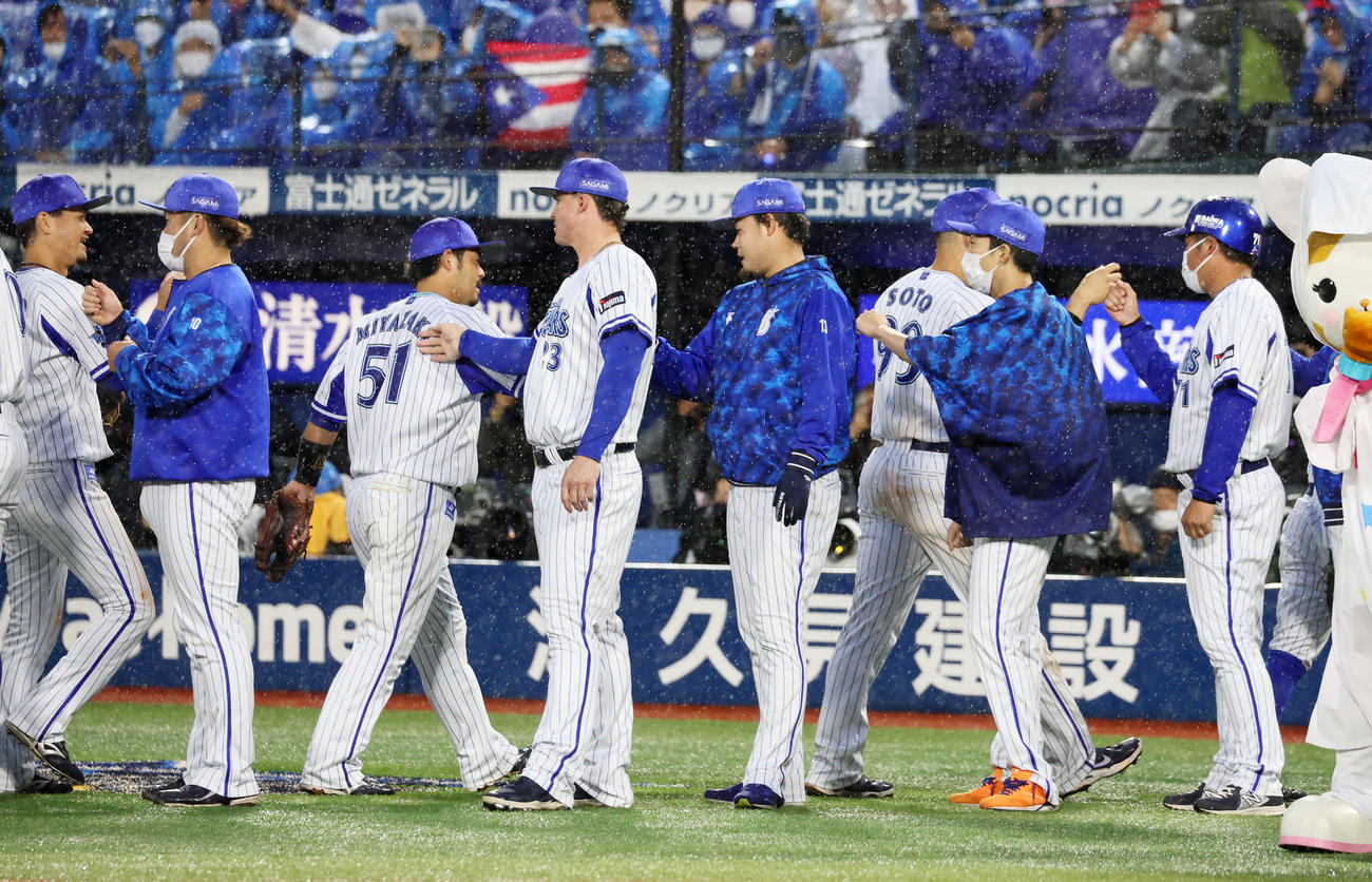 DeNA対阪神　阪神に勝利しナインをタッチで迎える大貫（右から2人目）、伊勢（同4人目）ら（撮影・加藤哉）