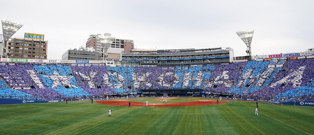 DeNA対阪神　4回裏終了後、スタンドに浮かび上がる「I☆YOKOHAMA」の文字（撮影・鈴木みどり）