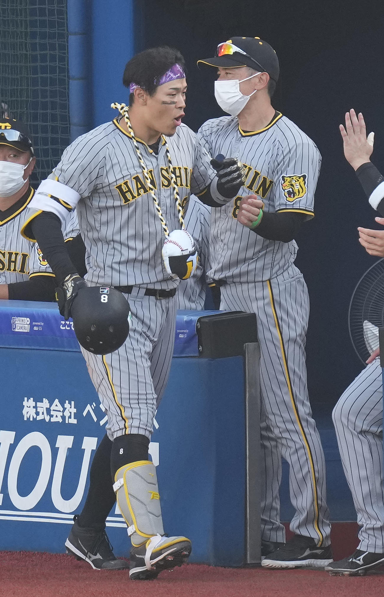 DeNA対阪神　4回表阪神2死、中越えソロ本塁打を放った佐藤輝（左手前）にメダルをかける矢野監督（撮影・鈴木みどり）