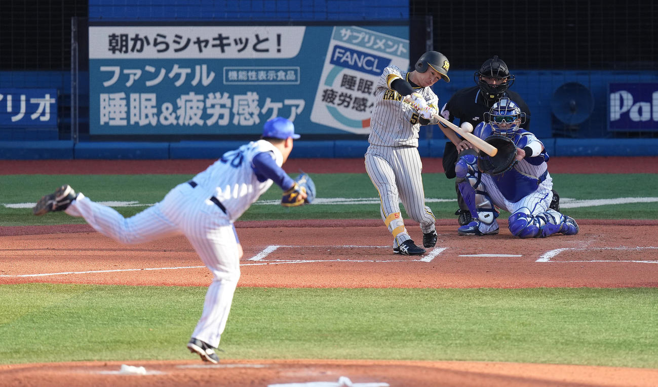 DeNA対阪神　6回表阪神無死二塁、右適時二塁打を放つ近本。投手浜口（撮影・鈴木みどり）