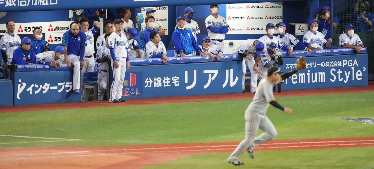 DeNA対阪神　阪神に敗れCSファイナルステージ進出を逃し、ぼうぜんとするDeNAベンチ。右から3人目は三浦監督（撮影・鈴木みどり）