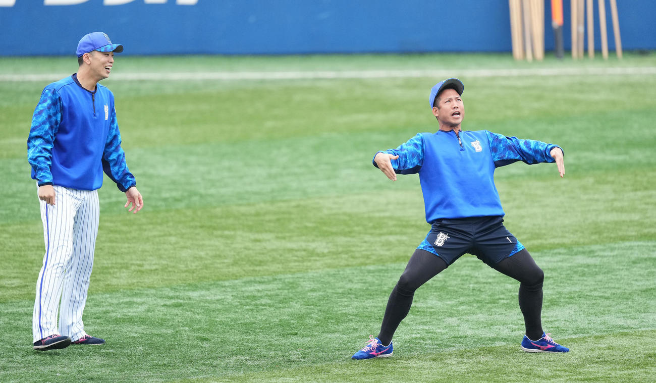 DeNA対阪神　試合前練習で盛り上げるDeNA桑原。左は入江（撮影・鈴木みどり）