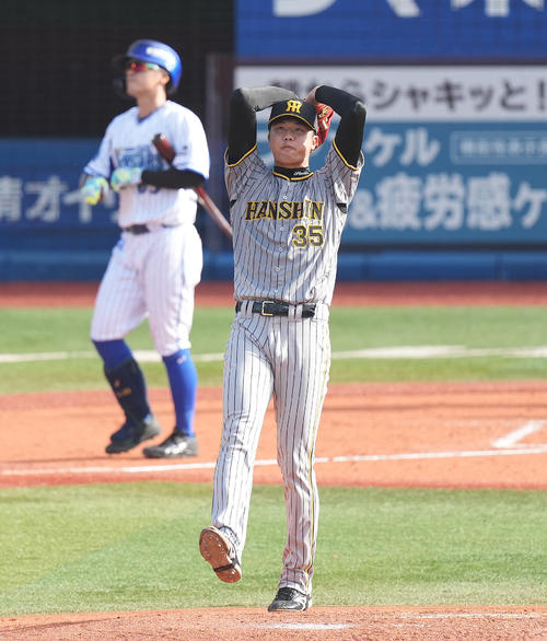 DeNA対阪神　3回裏DeNA1死、関根に四球を与え、頭を抱える才木（撮影・鈴木みどり）