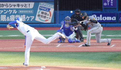 DeNA対阪神　6回表阪神無死二塁、送りバントを試みるも捕邪飛に倒れる大山。投手入江（撮影・鈴木みどり）