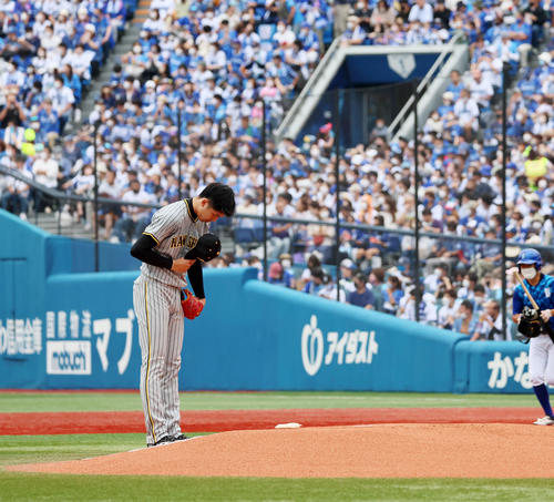 DeNA対阪神　1回裏DeNA無死、マウンドで一礼する才木（撮影・加藤哉）