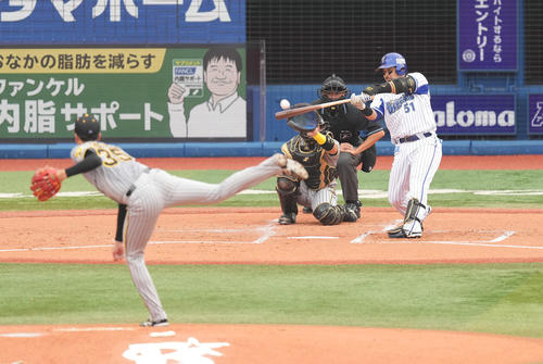DeNA対阪神　2回裏DeNA無死、先制の右越えソロ本塁打を放つ宮崎。投手才木（撮影・鈴木みどり）