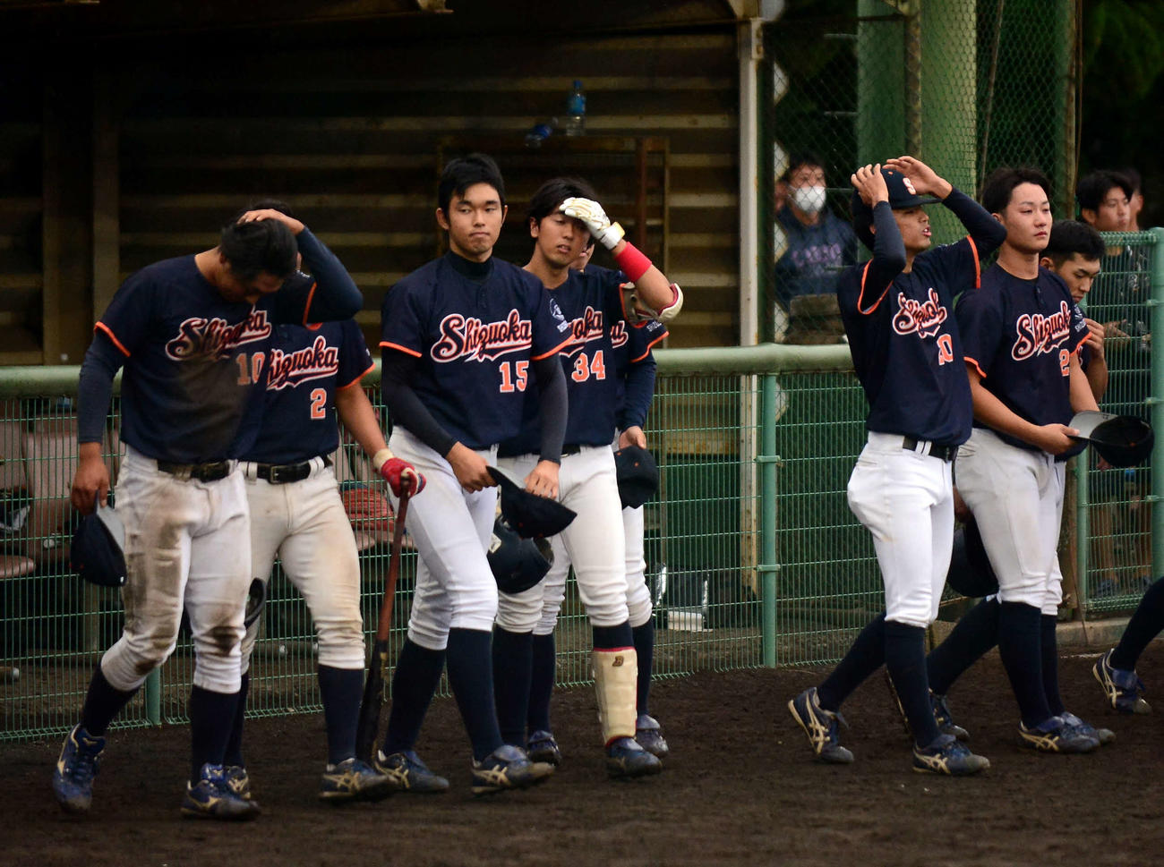 3季連続優勝を逃し、肩を落とす静岡大ナイン