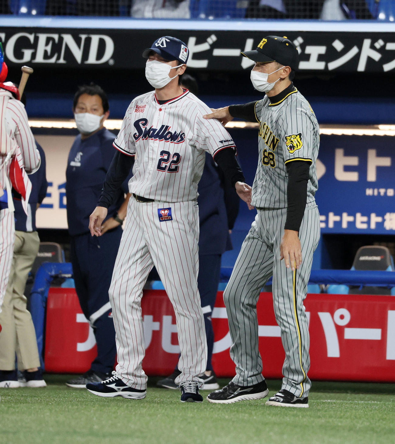 ヤクルト対阪神　試合を終え高津監督（左）にあいさつする矢野監督（撮影・加藤哉）
