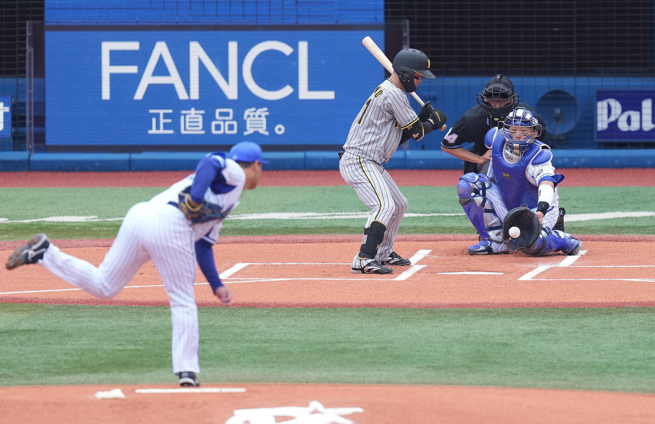 DeNA対阪神　1回表阪神無死、四球を選ぶ中野。投手浜口（撮影・鈴木みどり）