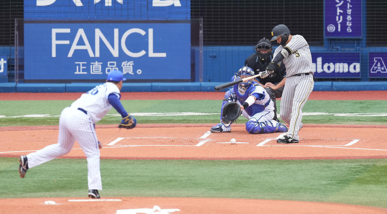 DeNA対阪神　1回表阪神2死三塁、遊ゴロに倒れる大山。投手浜口（撮影・鈴木みどり）