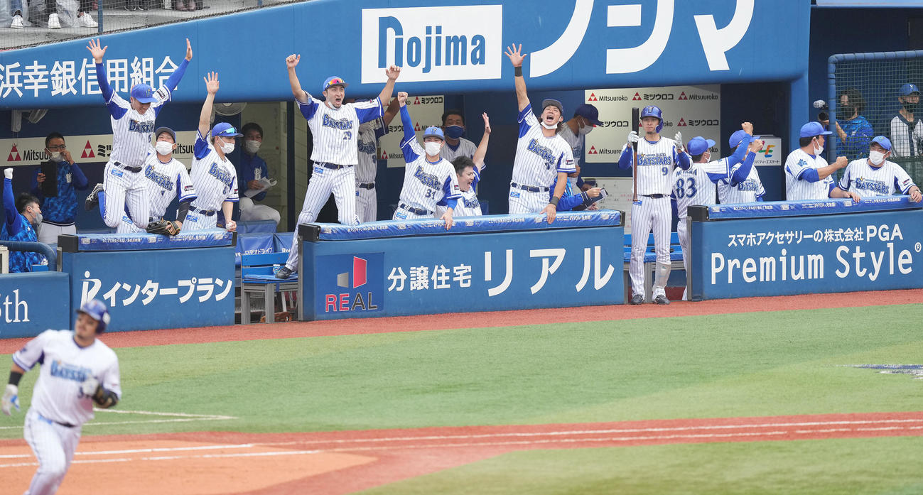 DeNA対阪神　2回裏DeNA無死、宮崎の先制の右越えソロ本塁打に歓喜するDeNAベンチ（撮影・鈴木みどり）
