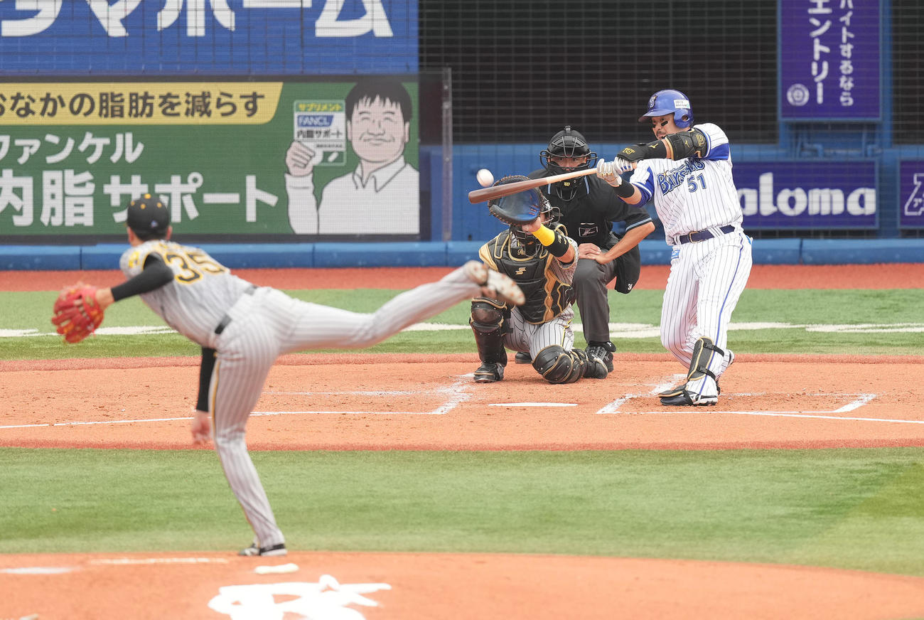 DeNA対阪神　2回裏DeNA無死、先制の右越えソロ本塁打を放つ宮崎。投手才木（撮影・鈴木みどり）