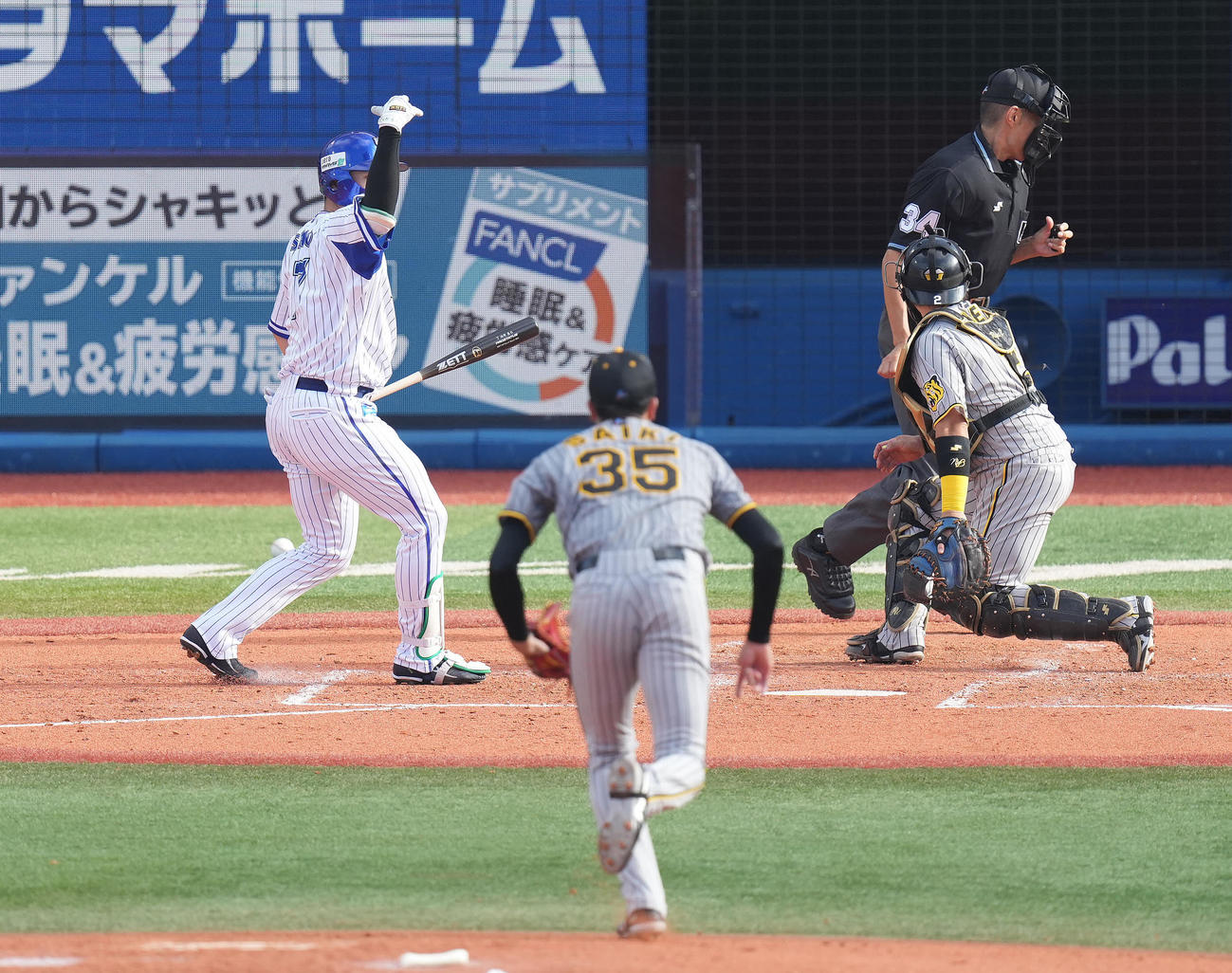 DeNA対阪神　3回裏DeNA1死二、三塁、打者佐野の時、才木が暴投（撮影・鈴木みどり）