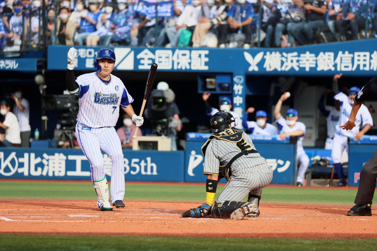DeNA対阪神　3回裏DeNA1死二、三塁、打者佐野の時に才木の暴投で失点しボールの行方を追う梅野（撮影・加藤哉）