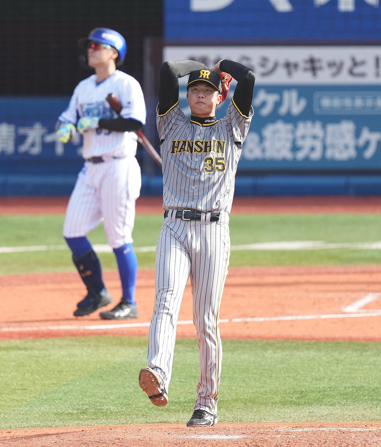 DeNA対阪神　3回裏DeNA1死、関根に四球を与え、頭を抱える才木（撮影・鈴木みどり）