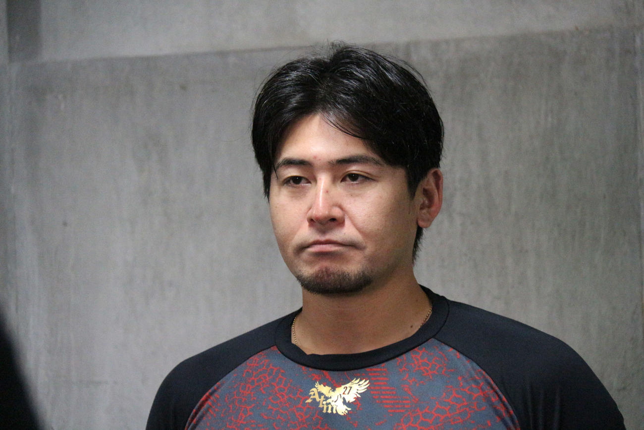 取材に対応する広島会沢翼　