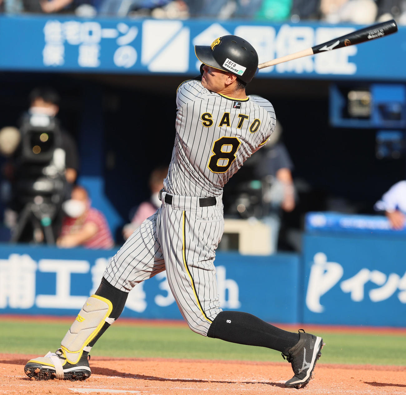DeNA対阪神　4回表阪神2死、佐藤輝は中越えソロ本塁打を放つ（撮影・加藤哉）