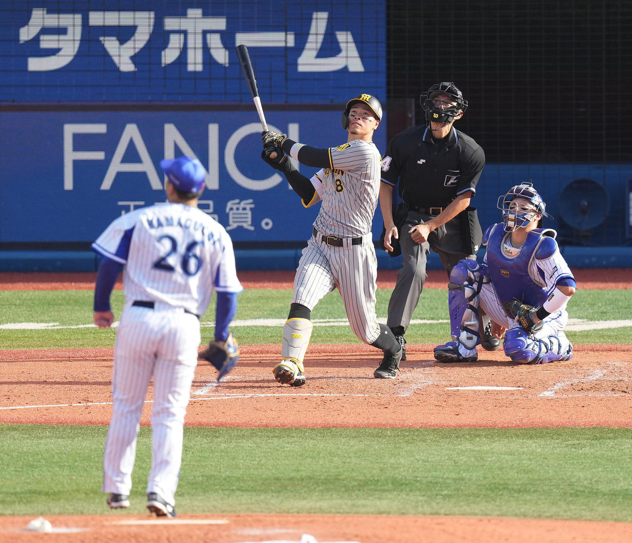 DeNA対阪神　4回表阪神2死、中越えソロ本塁打を放つ佐藤輝。投手浜口（撮影・鈴木みどり）