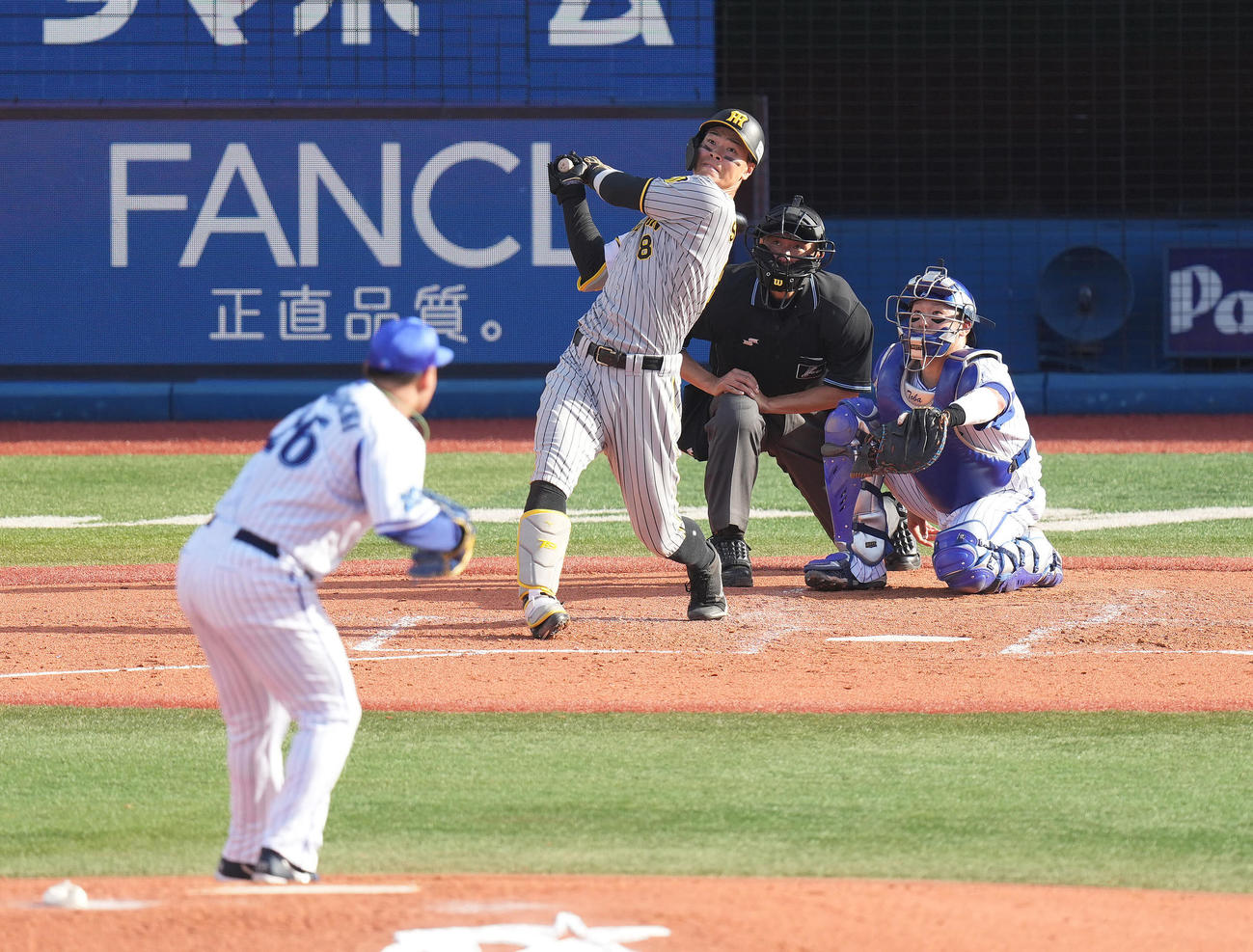 DeNA対阪神　4回表阪神2死、中越えソロ本塁打を放つ佐藤輝。投手浜口（撮影・鈴木みどり）