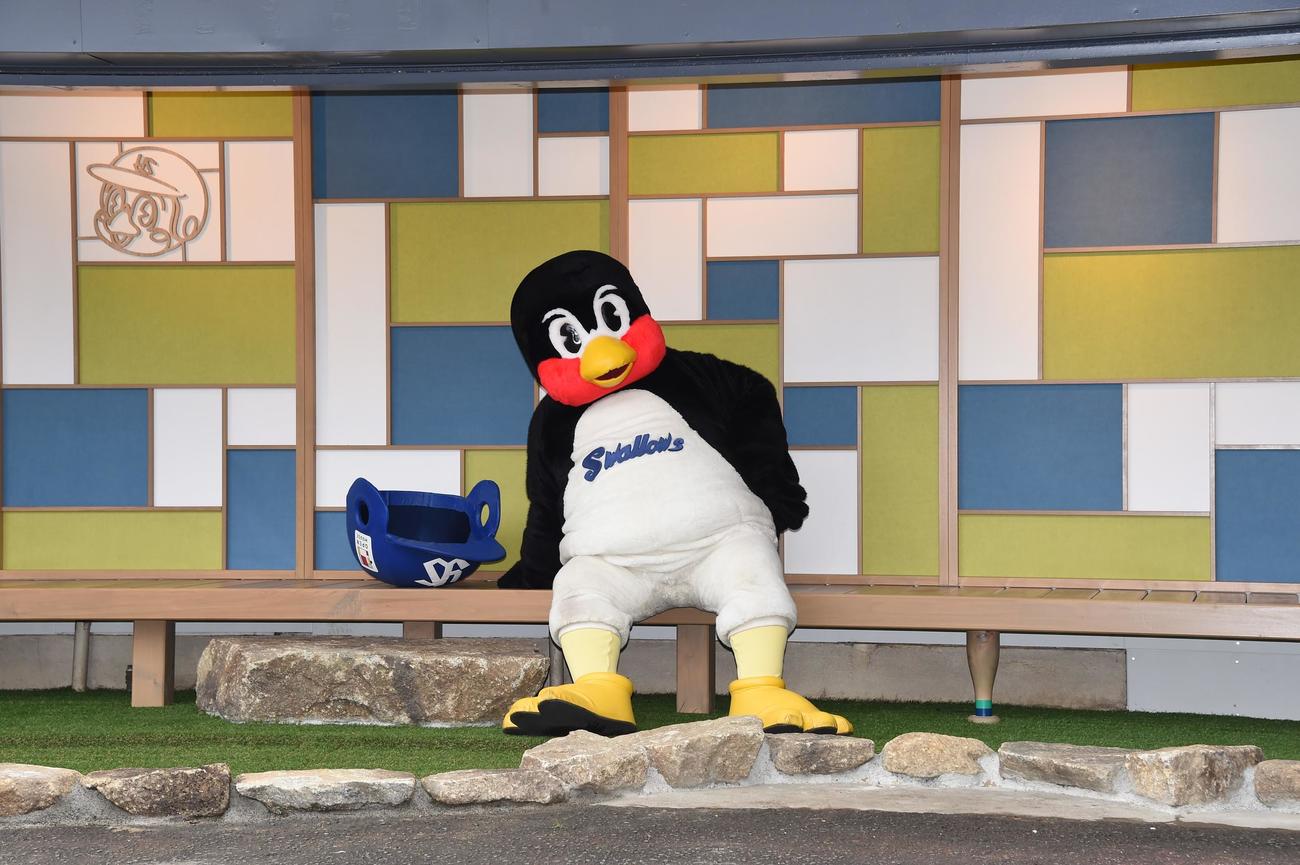 完成した「つば九郎ハウ巣」の縁側でくつろぐつば九郎（撮影・鈴木正章）