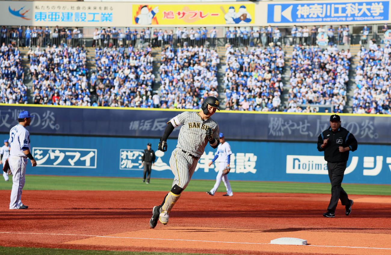 4回表阪神2死、中越えソロ本塁打を放ちベースを回る佐藤輝（撮影・加藤哉）