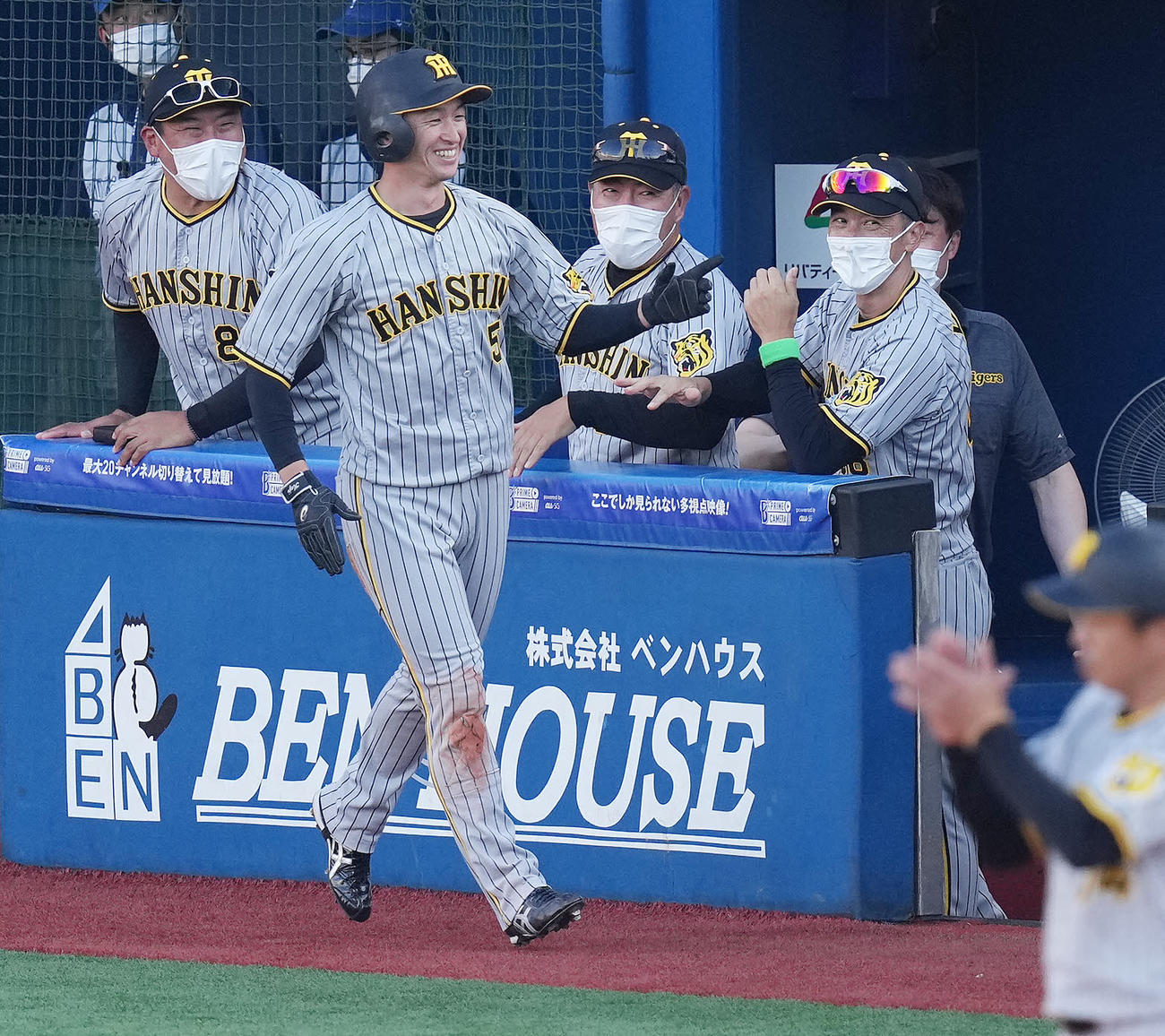 DeNA対阪神　6回表阪神1死二塁、原口の左適時打で生還した近本（左から2人目）はベンチ前で笑顔。右は矢野監督（撮影・鈴木みどり）