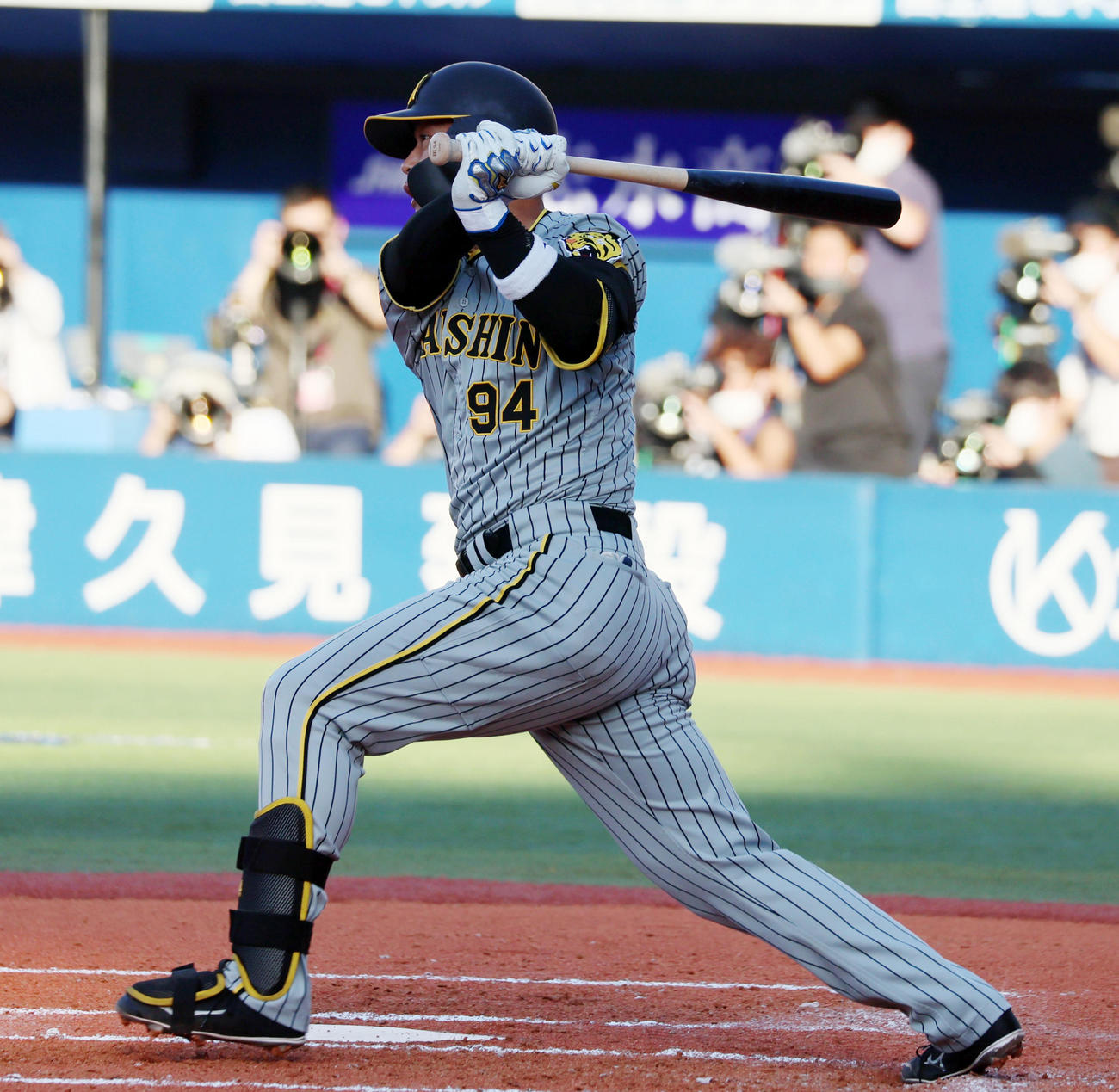 DeNA対阪神　6回表阪神1死二塁、原口は左前適時打を放ち勝ち越しに成功（撮影・加藤哉）