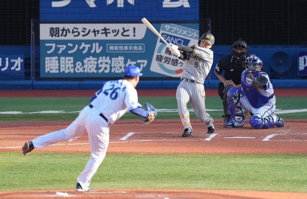 DeNA対阪神　6回表阪神無死二塁、右適時二塁打を放つ近本。投手浜口（撮影・鈴木みどり）