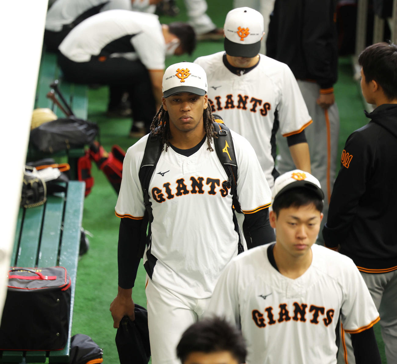 練習開始前、移動する巨人ウォーカー（中央）（撮影・河田真司）