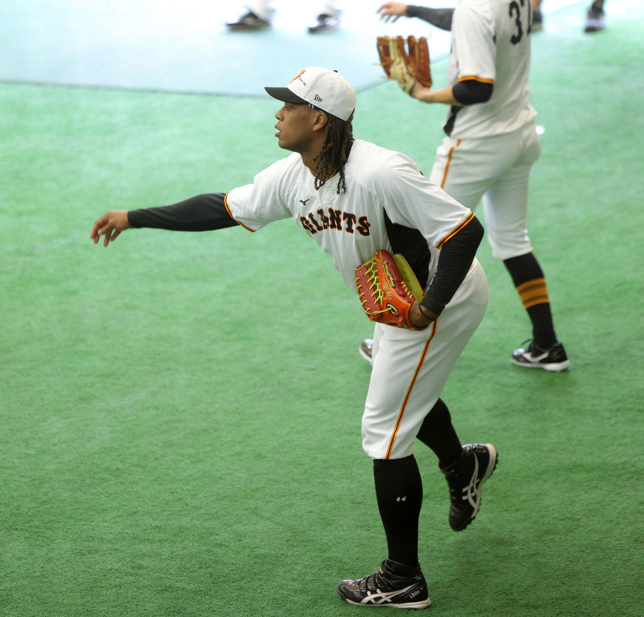 キャッチボールする巨人ウォーカー（撮影・河田真司）