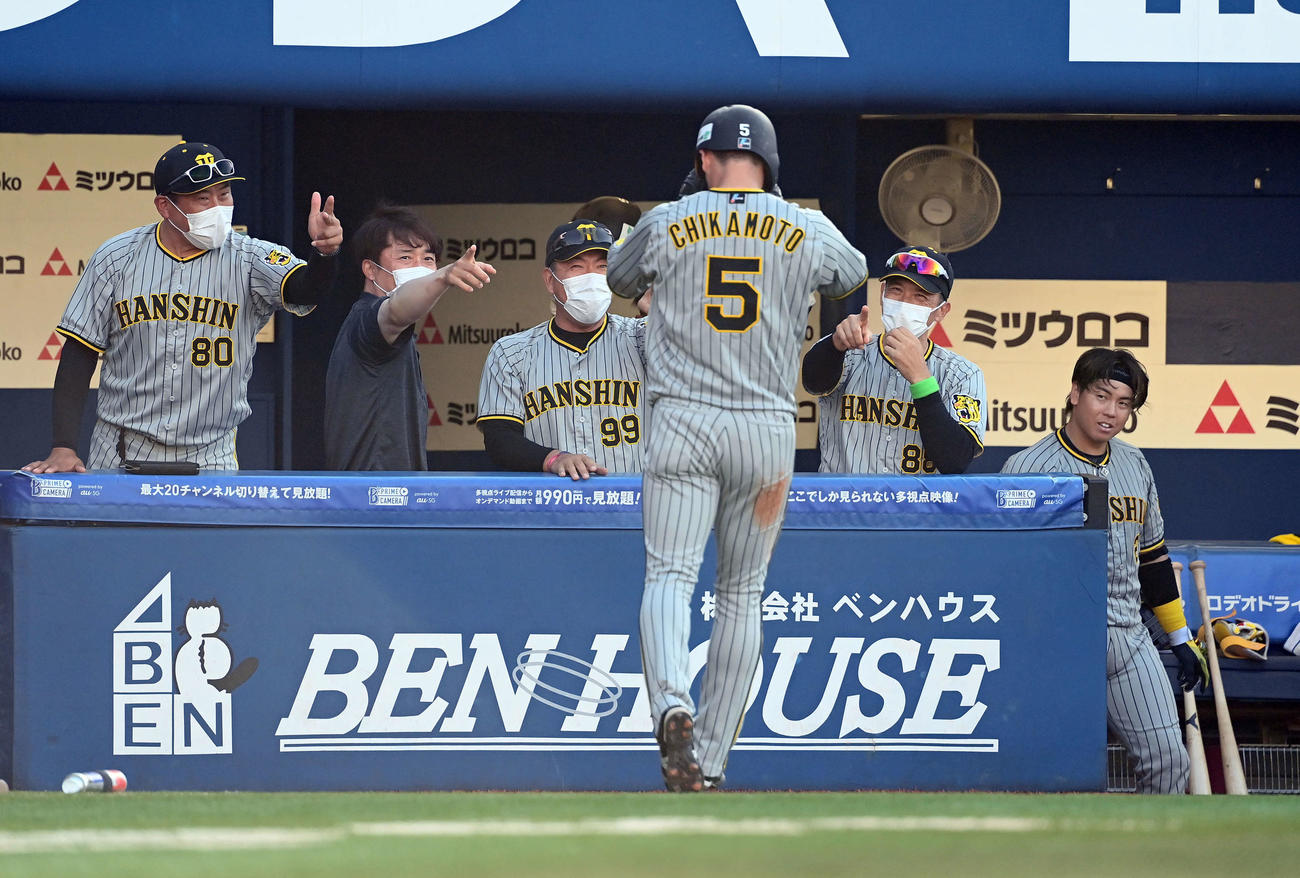 DeNA対阪神　6回表阪神1死二塁、原口の勝ち越し適時打で生還した近本を迎える矢野監督（撮影・たえ見朱実）
