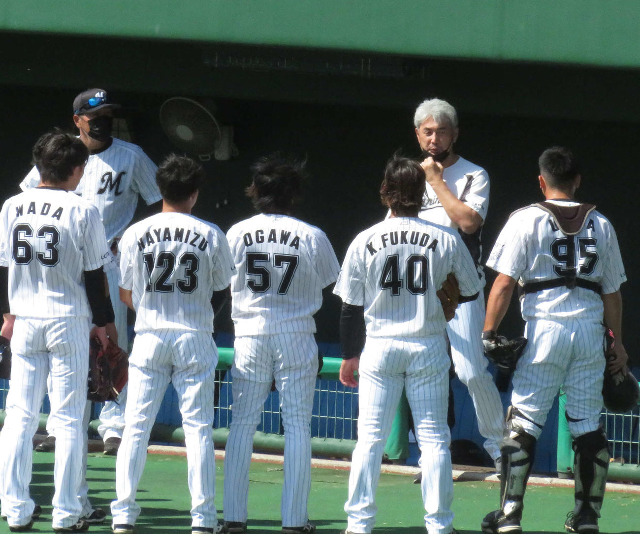 フェニックスリーグ阪神戦の前にミーティングするロッテ吉井新監督（撮影・金子真仁）
