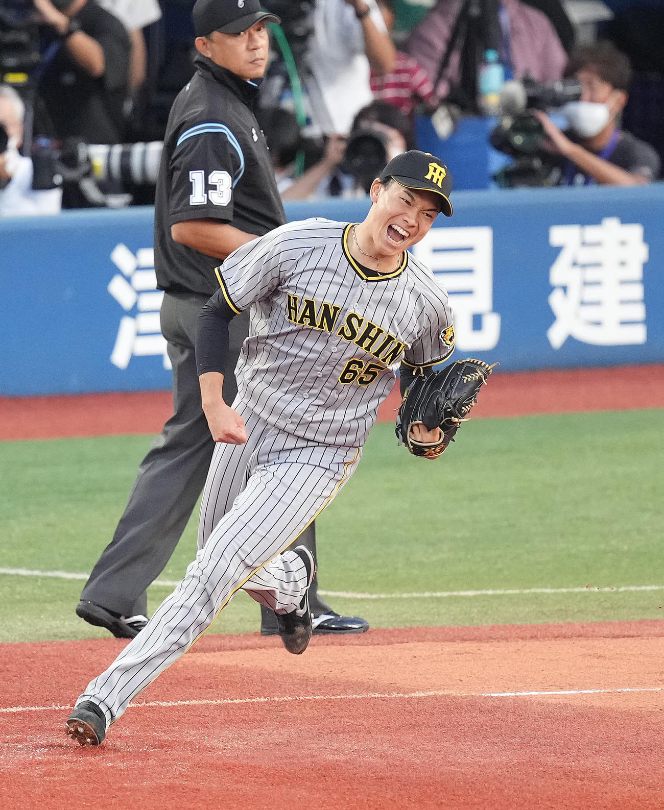 DeNA対阪神　8回裏DeNA2死二塁、佐野を一ゴロに仕留めガッツポーズする湯浅（撮影・鈴木みどり）
