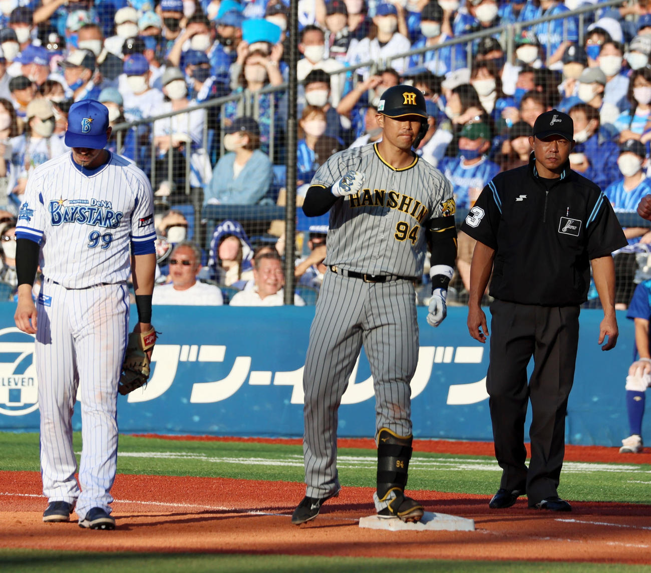 DeNA対阪神　6回表阪神1死二塁、原口は左前適時打を放ち勝ち越しに成功（撮影・加藤哉）
