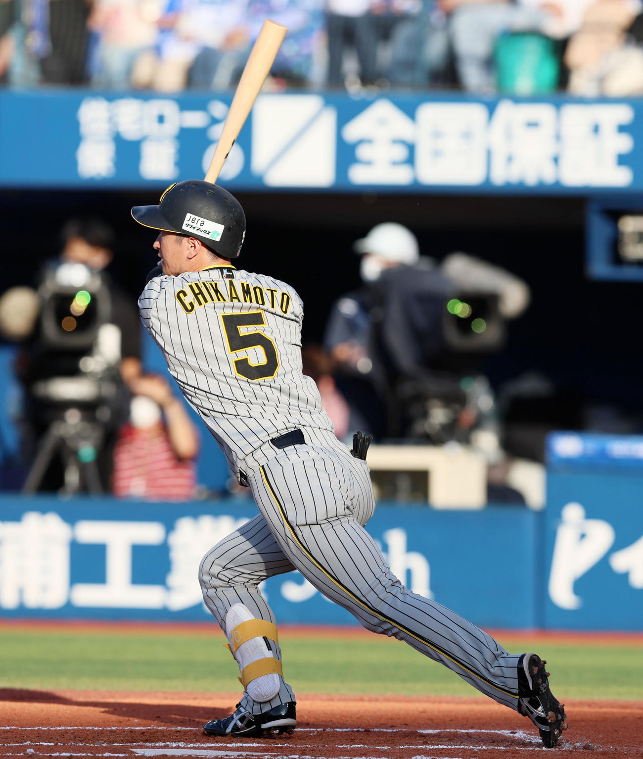 DeNA対阪神　6回表阪神無死二塁、近本光司は右越え適時二塁打を放つ（撮影・加藤哉）
