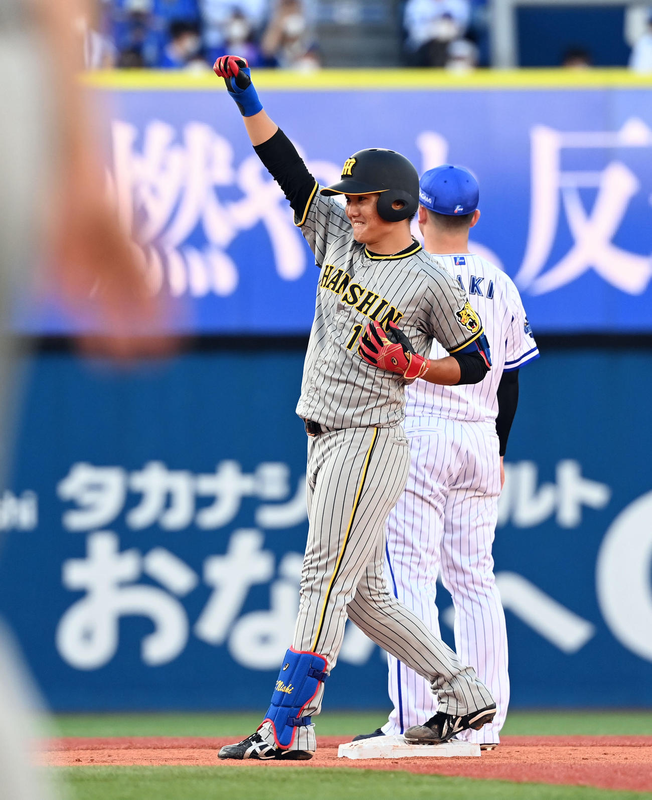 DeNA対阪神　7回表阪神1死、左二塁打を放ちポーズを決める西純（撮影・たえ見朱実）