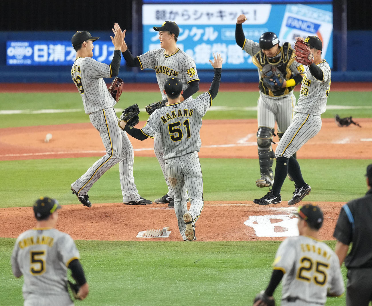 DeNA対阪神　DeNAに勝利しCSファイナルステージ進出を決め喜び合う湯浅（中央）ら阪神ナイン（撮影・鈴木みどり）