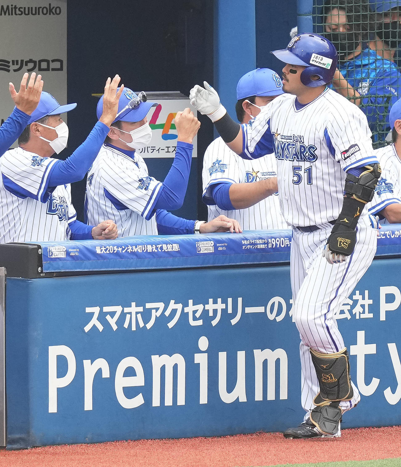 DeNA対阪神　2回裏DeNA無死、先制の右越えソロ本塁打を放った宮崎（右）を迎える三浦監督（左から2人目）（撮影・鈴木みどり）