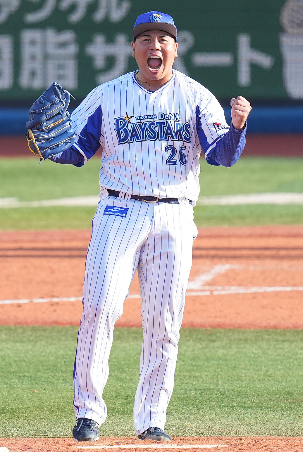 DeNA対阪神　5回表阪神2死、中野を三直に仕留め、雄たけびを上げる浜口（撮影・鈴木みどり）