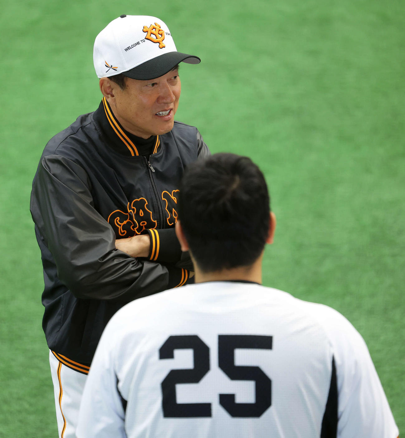 巨人岡本和（手前）と言葉を交わす原監督（撮影・河田真司）